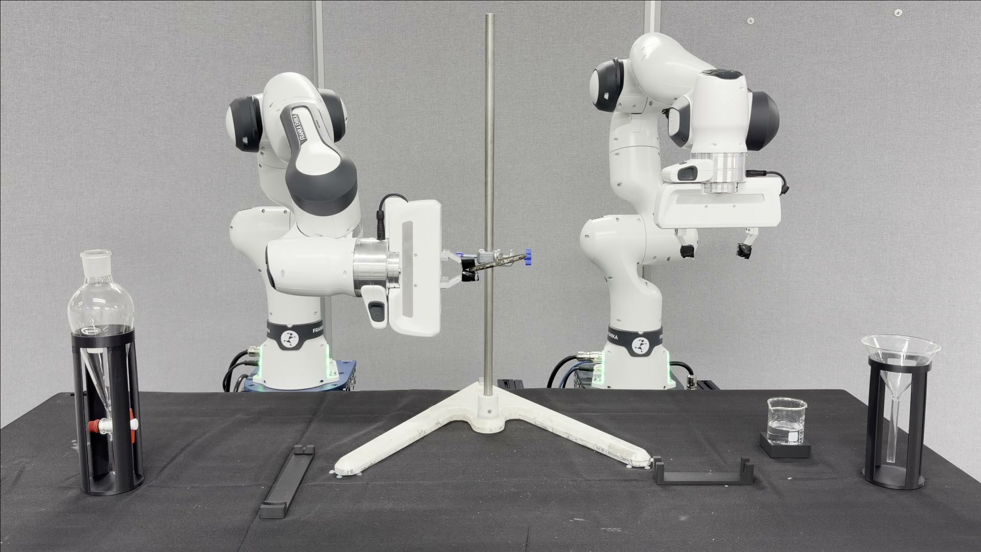 Two Franka arms recovering a misaligned iron ring